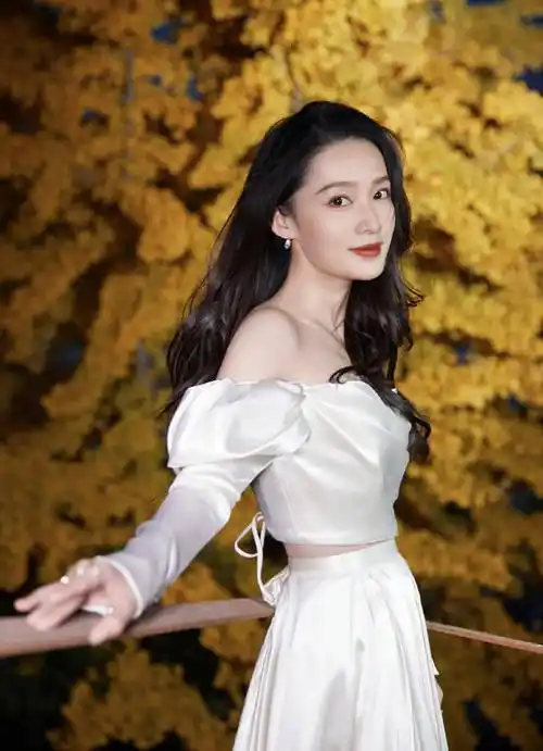 女星李沁时尚写真:窈窕淑女,娇小玲珑