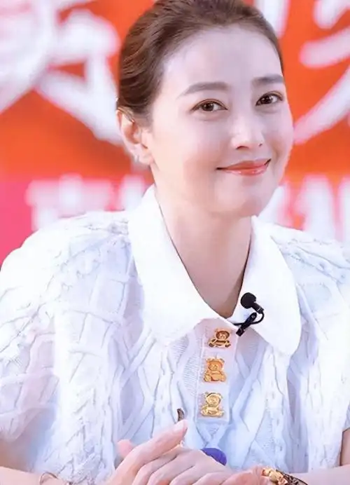 57岁周海媚晒照脸上细纹明显网友真的好美