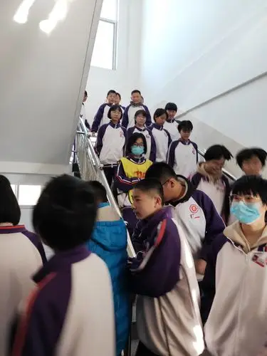 同学们下课准备跑躁