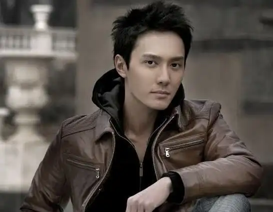 除此,冯绍峰还出生在一个不平凡的家庭,冯绍峰的父亲是冯月平,是纺织