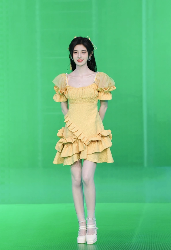 鞠婧祎机场生图超瘦!衬衫打个结穿成"短装",漫画腰不输杨幂|鞠婧祎|短