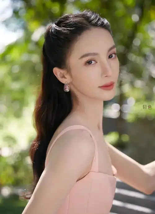 刚进学校的时候,金晨长相漂亮,性格开朗,很受同学们的欢迎,但这段日子