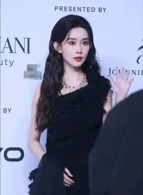 gq盛典"杀疯":杨紫瘦成大头娃娃景甜完胜董洁,倪妮杨幂同抢镜_礼服