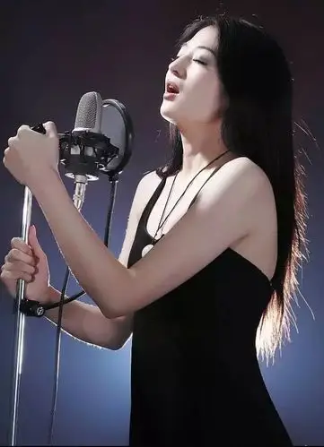 人像摄影:唱歌非常投入的漂亮妹子
