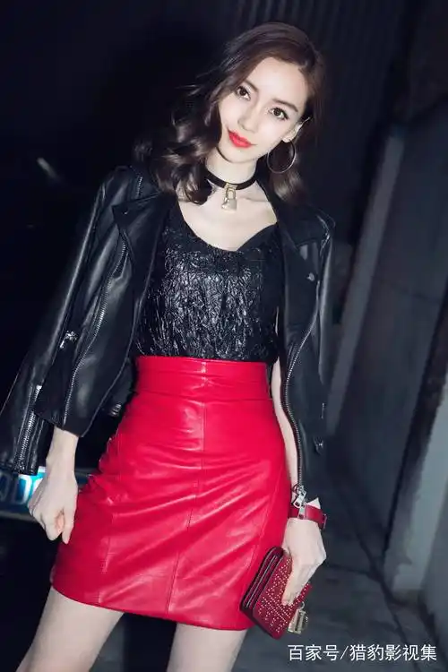 杨颖脚面颠毽子欢快似少女,可爱极了,锁骨微露过分迷人!