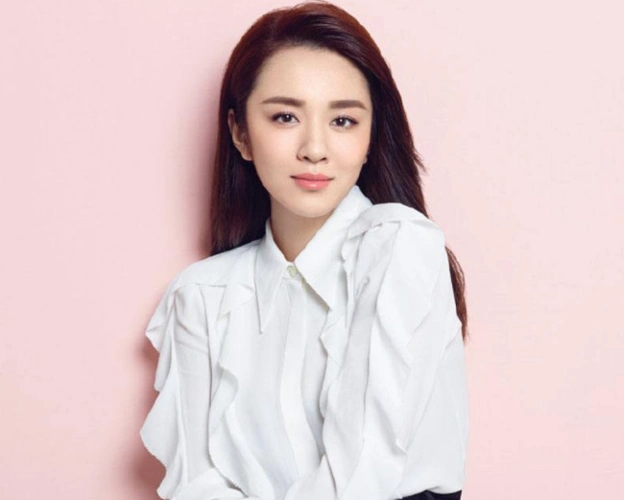 看到王晓晨上大学时的证件照,你就明白为何男人都和她玩得好了