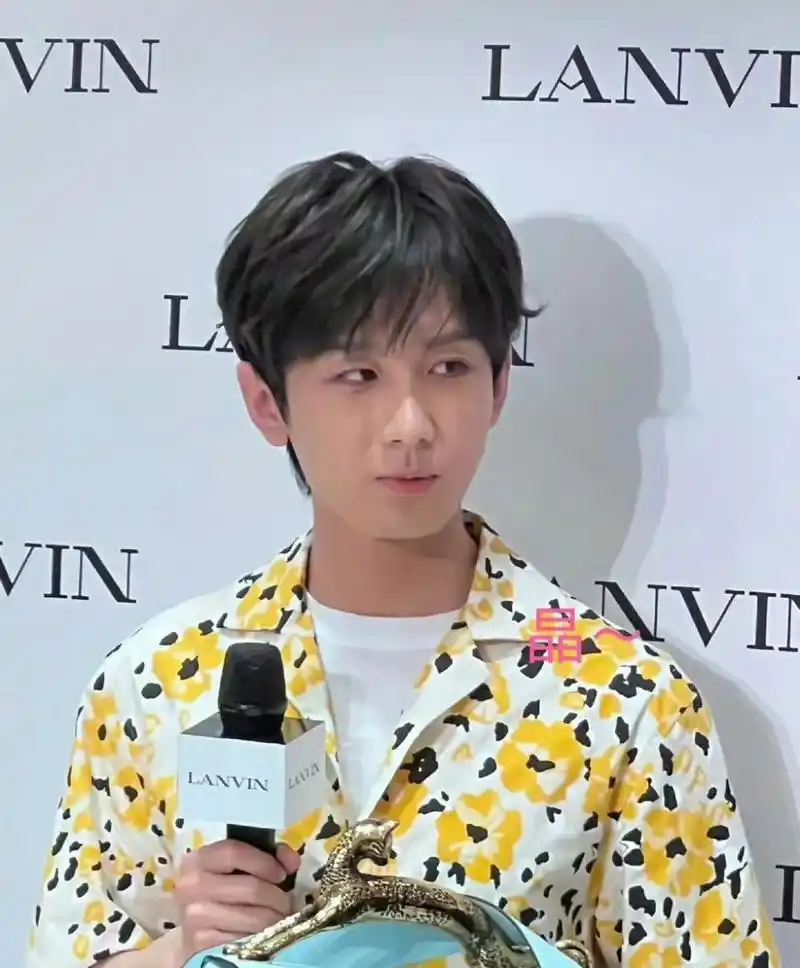 成毅浪凡线下活动,脱离了精修古偶滤镜,真的土and丑[我想静静][我想