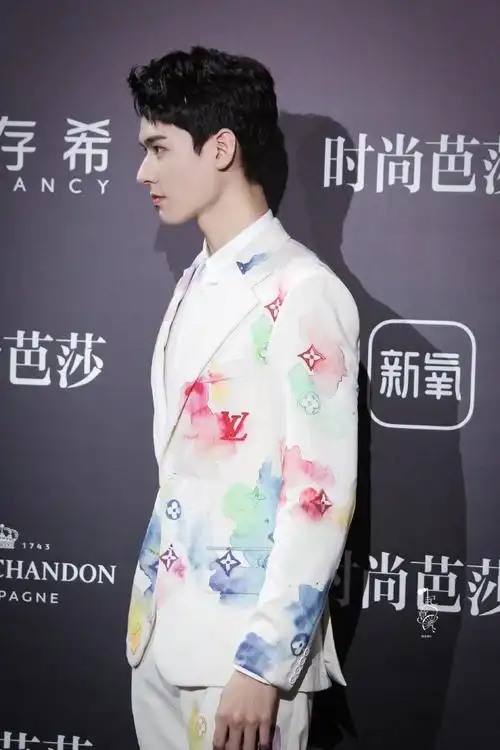 浪浪钉[超话]##龚俊好像花蝴蝶##时尚芭莎年度派对