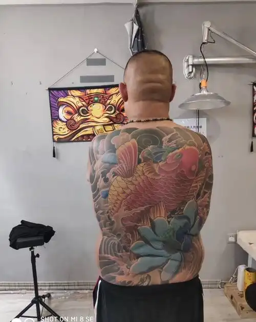 满背鲤子纹身图片_背部纹身图案