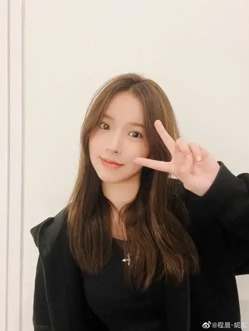 程潇妹妹程晨签约乐华娱乐晒美照开心比耶