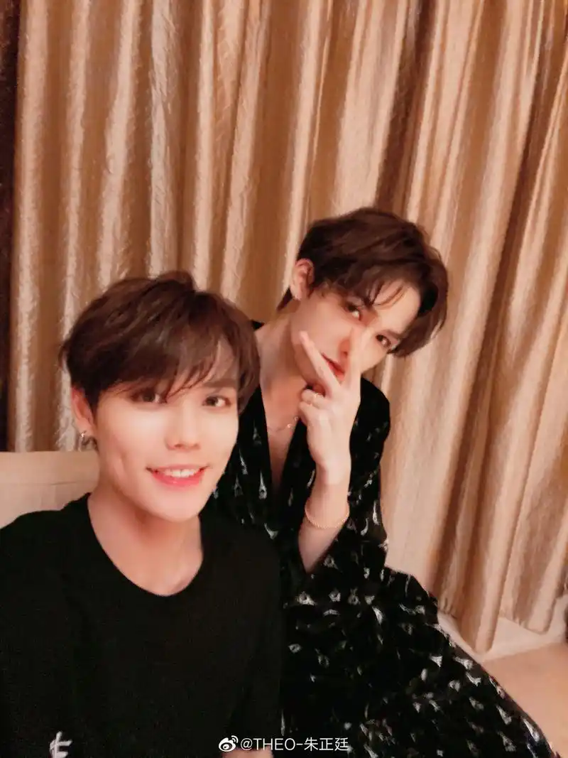 朱正廷深夜更博晒和成员们的合照 未来也请多多关照