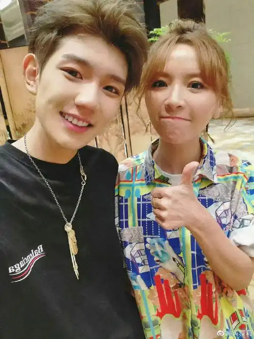 当时尚在孕期的黄雅莉@黄雅莉发布了挺着大肚子的她和好友王源的合照