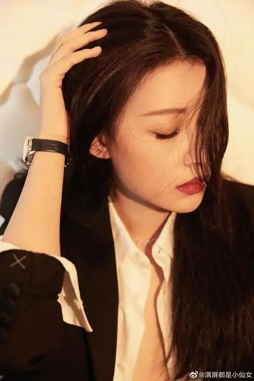 孙怡黑色小西装赤足而坐性感优雅大图