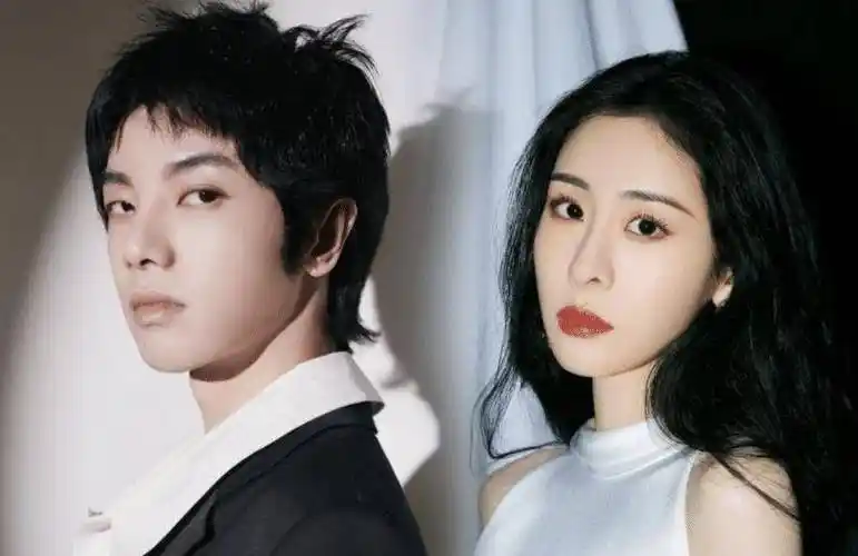 华晨宇不理邓紫棋风波,现身机场包房唱k,网友:歌王实力依旧