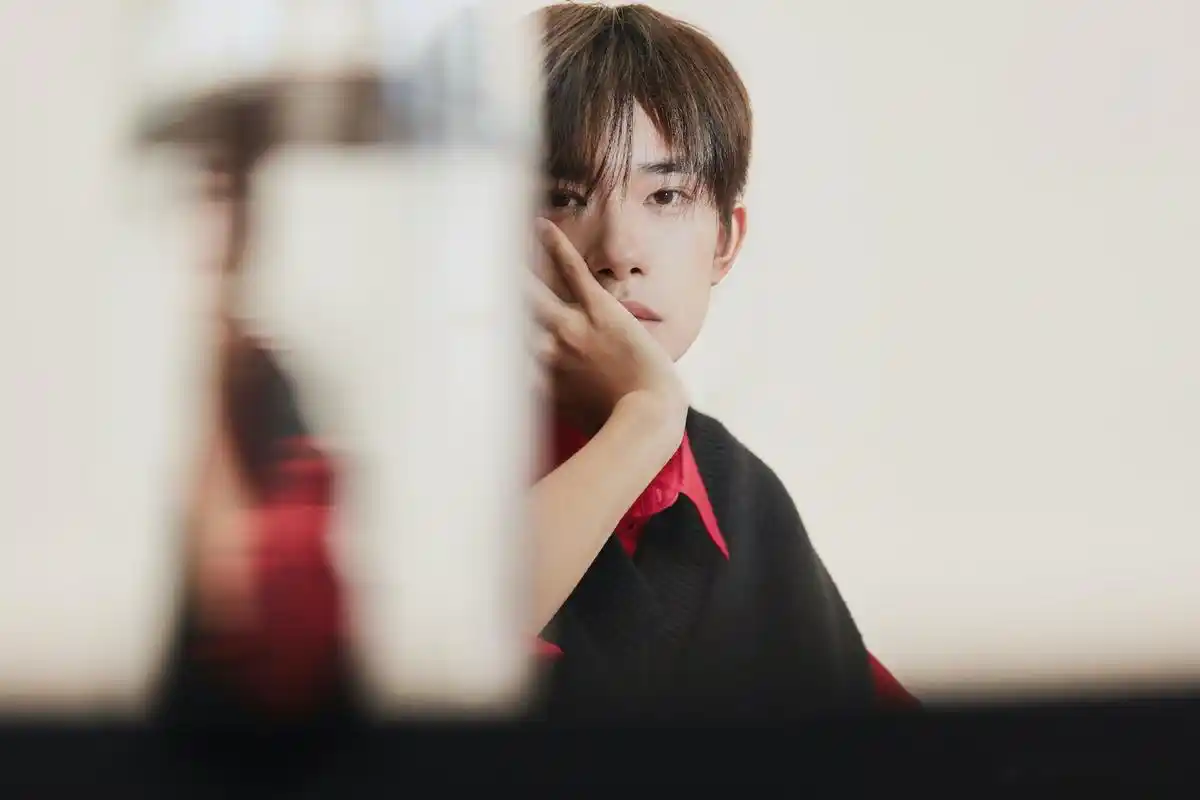 他用真诚演技塑造角色,用独特声线诠释音乐,用利落舞