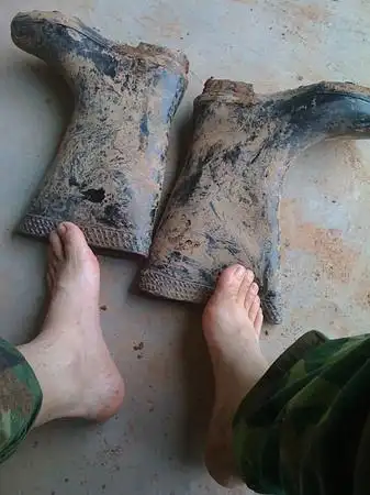 只要有个床,我就能呼呼大睡;只要把雨靴脱下,我就胜似活神仙了.