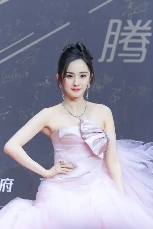 杨幂斛珠夫人#想不到我也有2020年星光大赏的红毯图吧,美女说1万挝