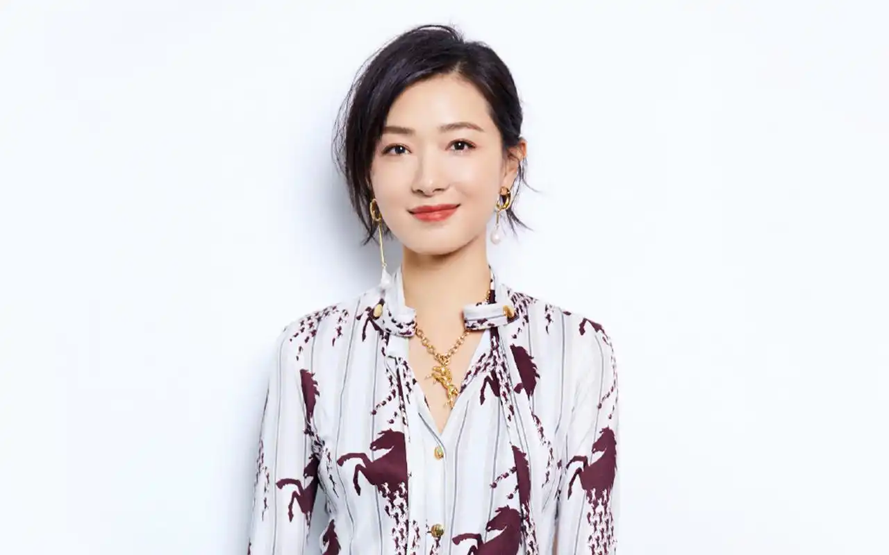 万茜优雅迷人写真图片桌面壁纸