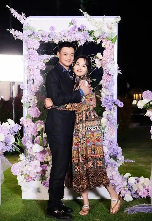 朱丹情人节晒和周一围合影,背影有爱温馨|爱情|甜蜜|娱乐圈|胡歌老婆