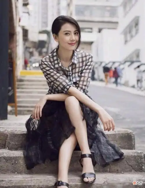 【就爱时尚】高圆圆身上穿的这条连衣裙设计很高级,穿出了时尚感