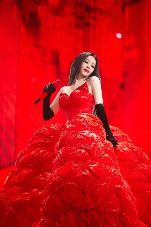 05超女三强同天开唱:李宇春秀美腿,周笔畅比张靓颖更妩媚|超级女声