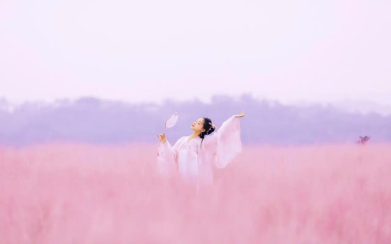 粉色仙气古装美女高清桌面壁纸.