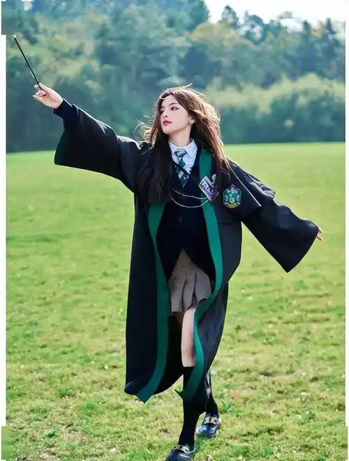 杨超越"学院"制服出镜, 魔法少女范,元气十足!_短裙_网友_青草地