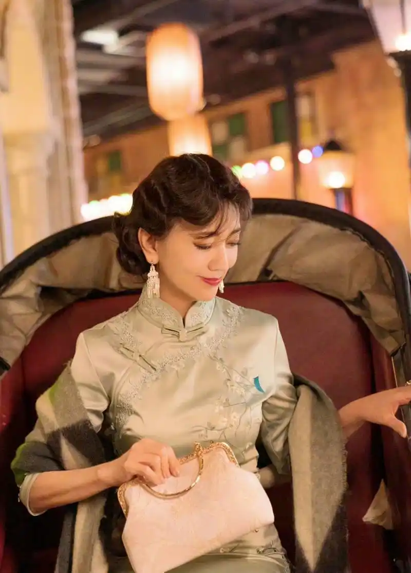 昏暗的灯光下,赵雅芝身穿素蓝色旗袍,梦想回到冯程程.