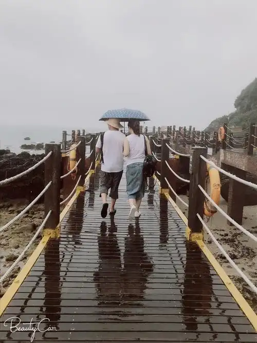 来张兄妹俩的背影杀,这张背影还真不知是谁抓拍滴,同时把左脚扬起来