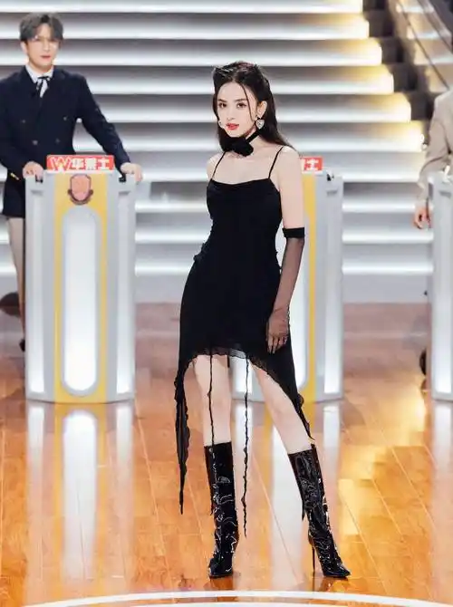 古力娜扎这双高跟长筒靴视觉冲击力爆表!_时尚_靴子_魅力十足