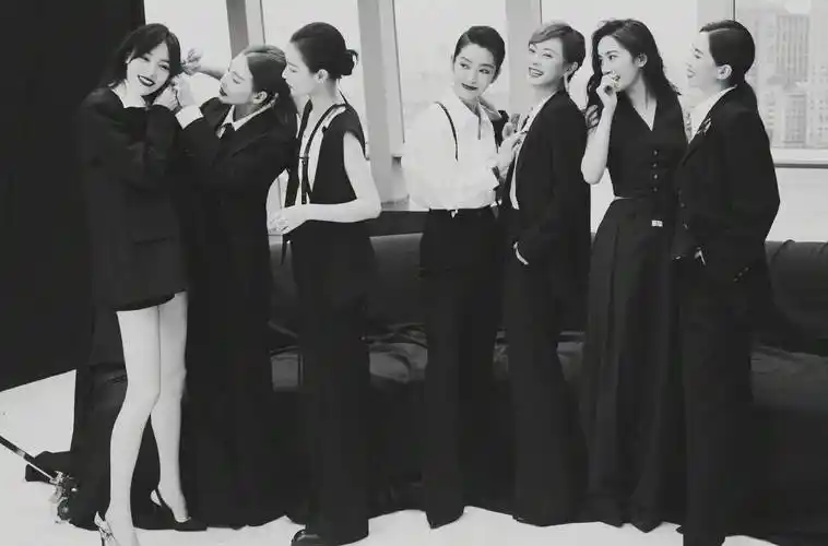 杨幂刘诗诗唐嫣同框,互相依偎画面养眼_状态_友情_感情