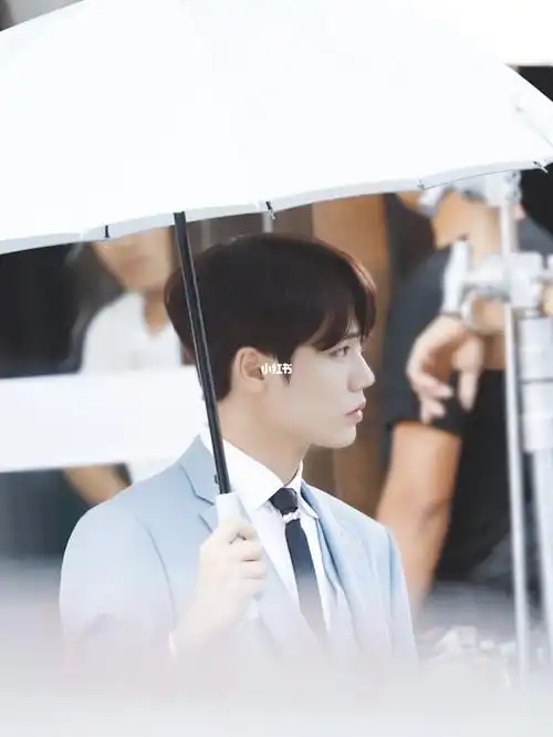 林彦俊水色西装07