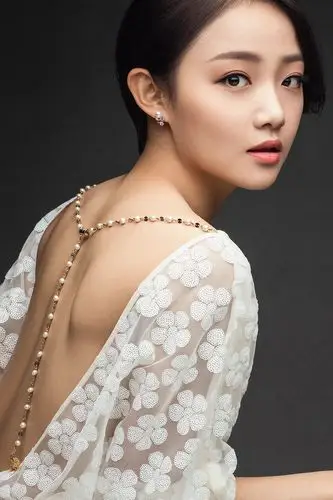 这组照片中,吴佳怡一改往日甜美时尚风,首次尝试白色蕾丝裙搭配性感