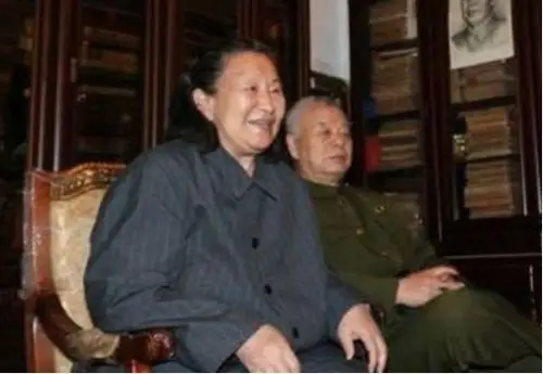 主席的警卫员王景清娶了主席的小女儿如今二人过得如何