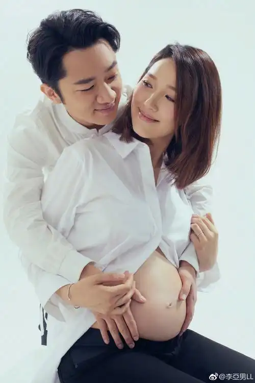 李亚男晒甜蜜孕照 王祖蓝起名困难找网友帮忙