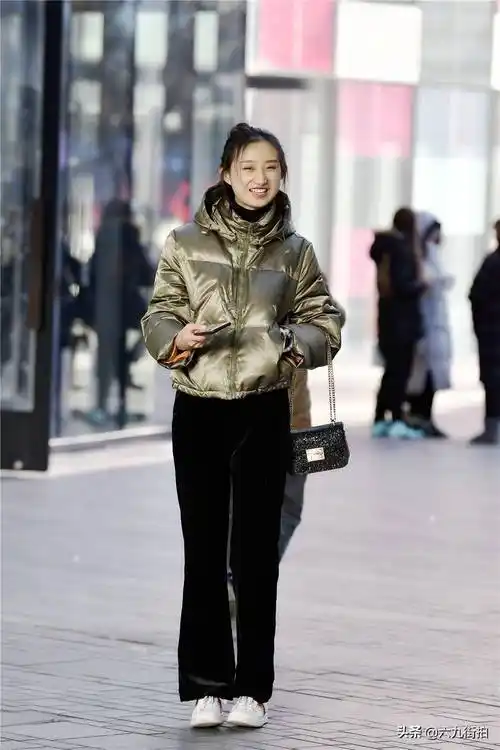 黑色丝绒长裤搭配白色板鞋,军绿色短款羽绒服,冬季小女生穿搭_美女