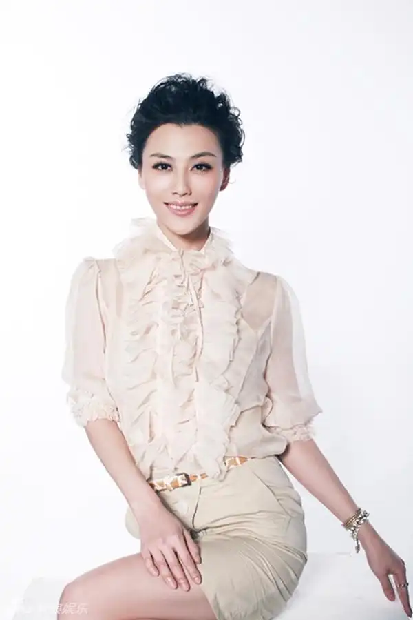 组图:江易珈时尚写真 演绎摩登短发女王_高清图集_新浪网