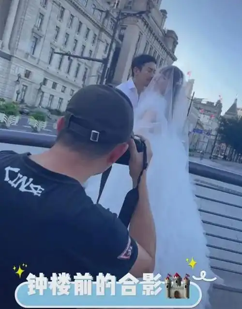 主持人万蒂妮和老公在外滩拍婚纱照,俩人准备要二胎前的留念