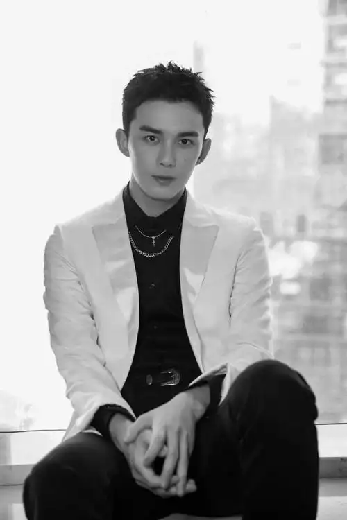 吴磊弟弟最新西装杀,简直帅得飞起来!