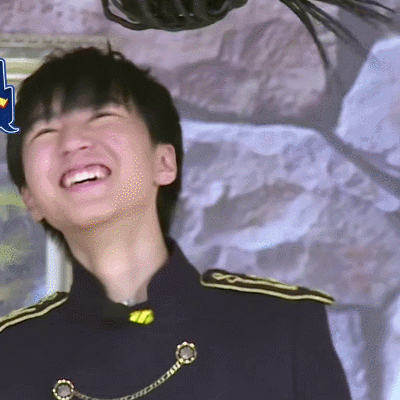 高能少年团gif王俊凯gif开心gif搞笑gif捂嘴笑gif