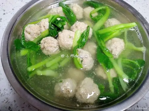 1,食材准备:青菜一大把,漂洗干净沥干水;肉丸材料:肉末,香葱末,生姜