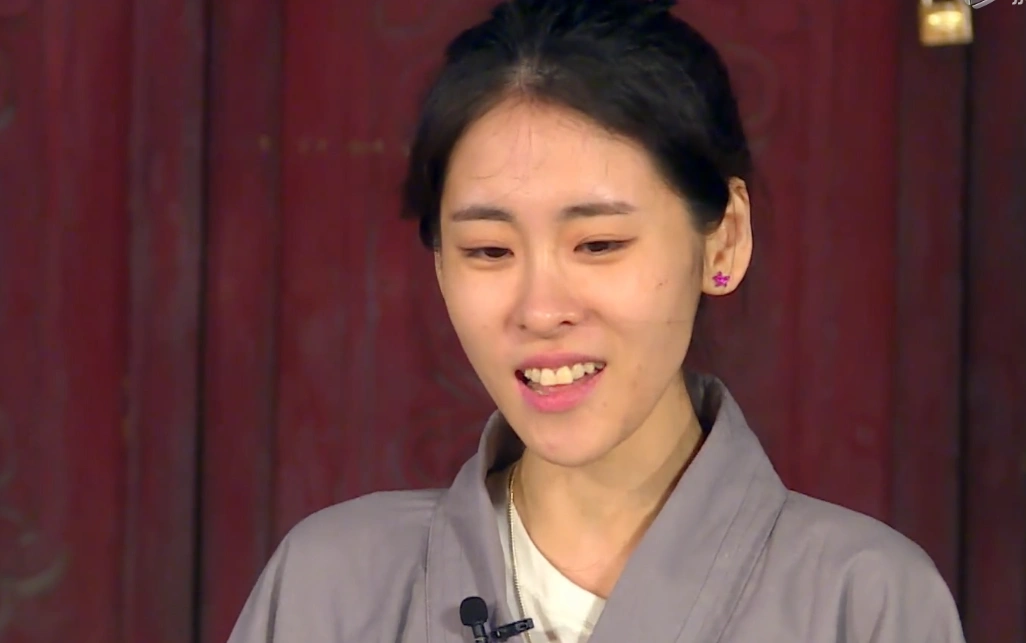 张碧晨真人首秀唱《凉凉》,素颜上阵清纯似少女,脸上的痘印亮了