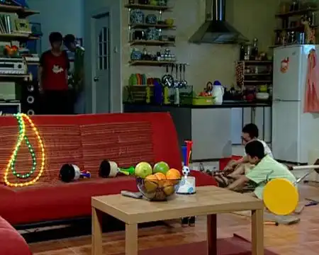 家有儿女第一季第64集:小雨要抓老鼠,结果太困在桌下睡着了!