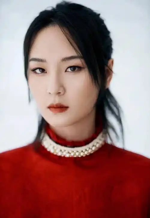 周笔畅女人味十足,亮片薄纱衬衫搭配彩色波点半裙,大秀曲线身材_时尚