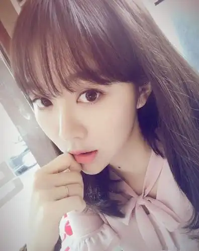 宋丹丹干女儿姜妍被曝整容原来的头型好奇怪啊