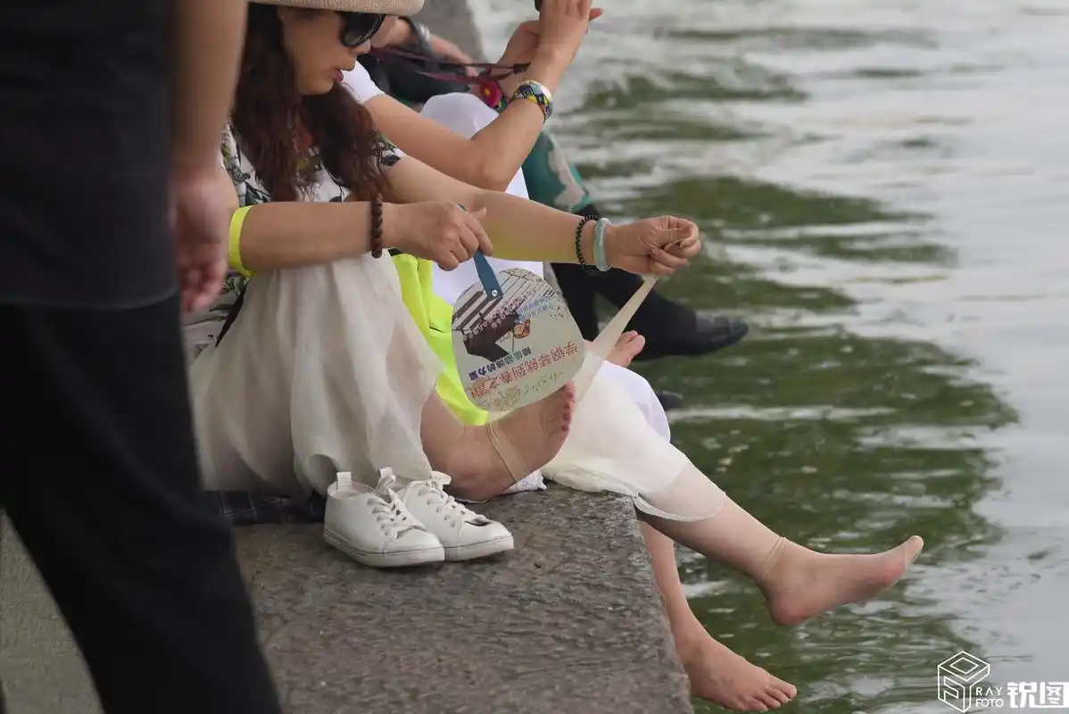 杭州西湖边又现"光脚大妈",幸亏保安制止才没让她们洗脚!