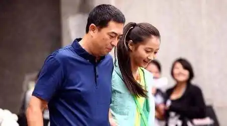 《小丈夫》中是张子健的女儿,《搭错车》中是马少骅的女儿……关晓彤