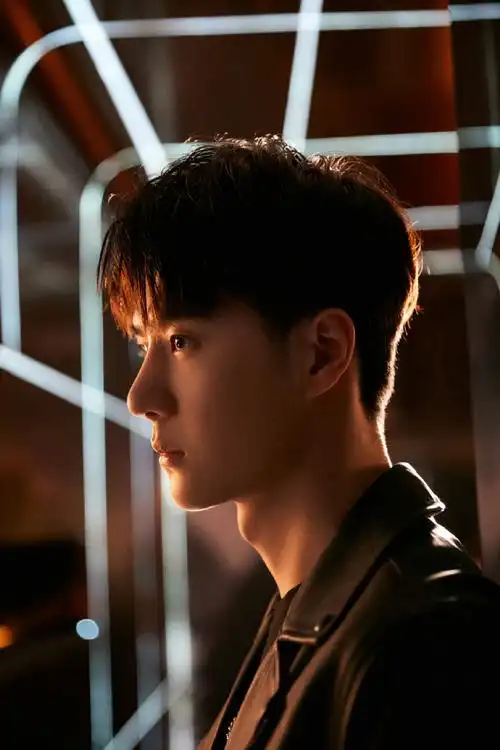 酷飒利落,张扬有型,王一博侧颜绝鲨!