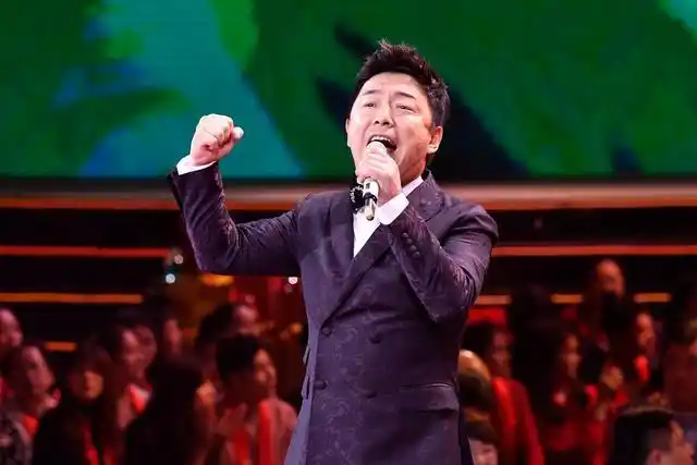 黄渤有力的歌声使得这首歌更加正义凛然,豪情万丈.