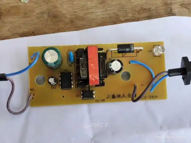 拆一个电动喷雾器的充电器做工还过得去的那种